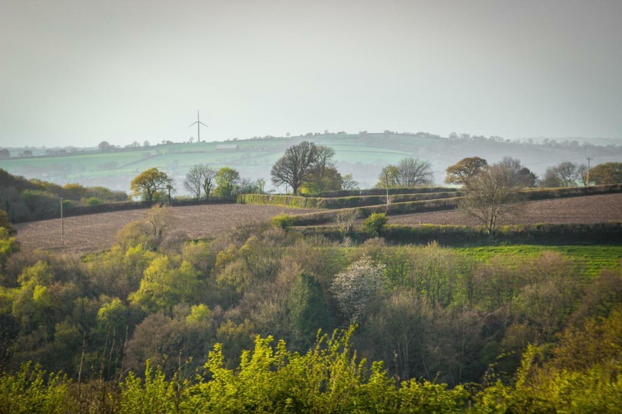 Ceridwen Glamping, Double Decker Bus&yurts Llandysul
