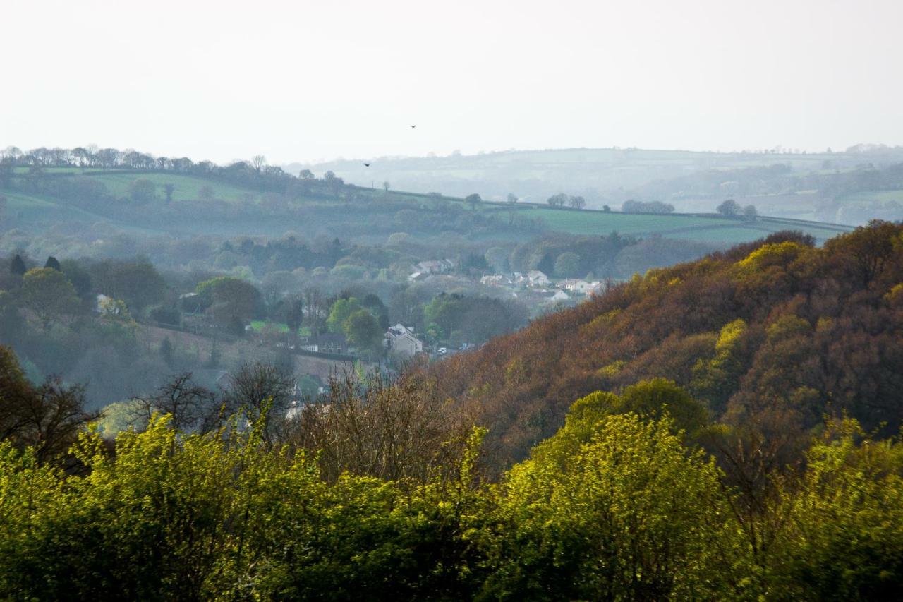 Ceridwen Glamping, Double Decker Bus&yurts Camping Llandysul